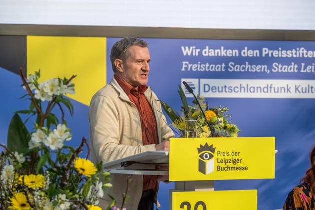 Erster Tag der Leipziger Buchmesse 2026 in Leipzig: Besucher strömen durch die Hallen, informieren sich über Neuerscheinungen und verfolgen Lesungen sowie Gespräche mit Autoren. Die Buchmesse zählt zu den wichtigsten Veranstaltungen der Literatur- und Verlagsbranche im deutschsprachigen Raum. Preisverleihung des Preis der Leipziger Buchmesse 2026 in Leipzig: Ausgezeichnet werden herausragende Werke in den Kategorien Belletristik, Sachbuch Essayistik und Übersetzung. Die Ehrung gilt als eine der bedeutendsten Literaturauszeichnungen Deutschlands und zieht große mediale Aufmerksamkeit auf sich. Sieger Übersetzung Manfred Gmeiner Leipziger Buchmesse 2026 Tag 1