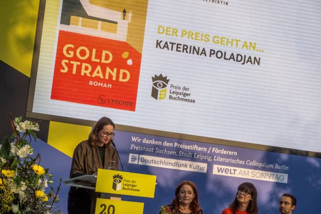Erster Tag der Leipziger Buchmesse 2026 in Leipzig: Besucher strömen durch die Hallen, informieren sich über Neuerscheinungen und verfolgen Lesungen sowie Gespräche mit Autoren. Die Buchmesse zählt zu den wichtigsten Veranstaltungen der Literatur- und Verlagsbranche im deutschsprachigen Raum. Preisverleihung des Preis der Leipziger Buchmesse 2026 in Leipzig: Ausgezeichnet werden herausragende Werke in den Kategorien Belletristik, Sachbuch Essayistik und Übersetzung. Die Ehrung gilt als eine der bedeutendsten Literaturauszeichnungen Deutschlands und zieht große mediale Aufmerksamkeit auf sich. Siegerin Belletristik Katharina Poladja Leipziger Buchmesse 2026 Tag 1