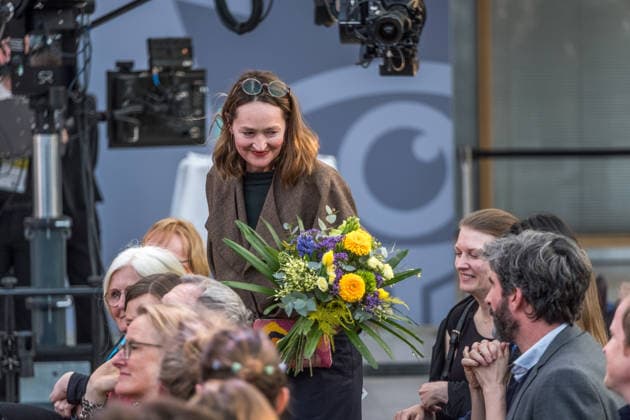 Erster Tag der Leipziger Buchmesse 2026 in Leipzig: Besucher strömen durch die Hallen, informieren sich über Neuerscheinungen und verfolgen Lesungen sowie Gespräche mit Autoren. Die Buchmesse zählt zu den wichtigsten Veranstaltungen der Literatur- und Verlagsbranche im deutschsprachigen Raum. Preisverleihung des Preis der Leipziger Buchmesse 2026 in Leipzig: Ausgezeichnet werden herausragende Werke in den Kategorien Belletristik, Sachbuch Essayistik und Übersetzung. Die Ehrung gilt als eine der bedeutendsten Literaturauszeichnungen Deutschlands und zieht große mediale Aufmerksamkeit auf sich. Siegerin Belletristik Katharina Poladja Leipziger Buchmesse 2026 Tag 1