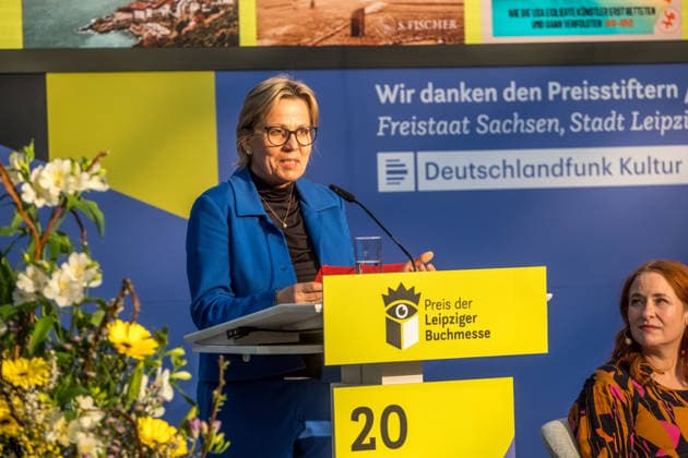 Erster Tag der Leipziger Buchmesse 2026 in Leipzig: Besucher strömen durch die Hallen, informieren sich über Neuerscheinungen und verfolgen Lesungen sowie Gespräche mit Autoren. Die Buchmesse zählt zu den wichtigsten Veranstaltungen der Literatur- und Verlagsbranche im deutschsprachigen Raum. Preisverleihung des Preis der Leipziger Buchmesse 2026 in Leipzig: Ausgezeichnet werden herausragende Werke in den Kategorien Belletristik, Sachbuch Essayistik und Übersetzung. Die Ehrung gilt als eine der bedeutendsten Literaturauszeichnungen Deutschlands und zieht große mediale Aufmerksamkeit auf sich. Die sächsische Kulturminsterin Barbara Klepsch Leipziger Buchmesse 2026 Tag 1