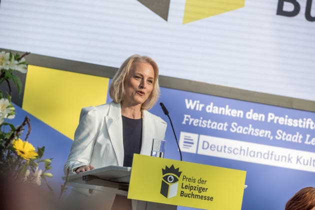 Erster Tag der Leipziger Buchmesse 2026 in Leipzig: Besucher strömen durch die Hallen, informieren sich über Neuerscheinungen und verfolgen Lesungen sowie Gespräche mit Autoren. Die Buchmesse zählt zu den wichtigsten Veranstaltungen der Literatur- und Verlagsbranche im deutschsprachigen Raum. Preisverleihung des Preis der Leipziger Buchmesse 2026 in Leipzig: Ausgezeichnet werden herausragende Werke in den Kategorien Belletristik, Sachbuch Essayistik und Übersetzung. Die Ehrung gilt als eine der bedeutendsten Literaturauszeichnungen Deutschlands und zieht große mediale Aufmerksamkeit auf sich. Buchmessedirektorin Astrid Böhmisch Leipziger Buchmesse 2026 Tag 1