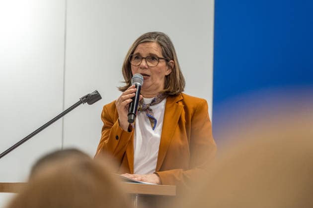 Erster Tag der Leipziger Buchmesse 2026 in Leipzig: Besucher strömen durch die Hallen, informieren sich über Neuerscheinungen und verfolgen Lesungen sowie Gespräche mit Autoren. Die Buchmesse zählt zu den wichtigsten Veranstaltungen der Literatur- und Verlagsbranche im deutschsprachigen Raum. Preisverleihung des Preis der Leipziger Buchmesse 2026 in Leipzig: Ausgezeichnet werden herausragende Werke in den Kategorien Belletristik, Sachbuch Essayistik und Übersetzung. Die Ehrung gilt als eine der bedeutendsten Literaturauszeichnungen Deutschlands und zieht große mediale Aufmerksamkeit auf sich. Katrin Göring-Eckardt (Bündnis 90 Die Grünen) eröffnet den Stand der Ukraine. Leipziger Buchmesse 2026 Tag 1