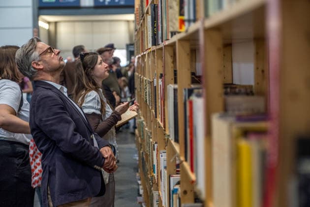 Erster Tag der Leipziger Buchmesse 2026 in Leipzig: Besucher strömen durch die Hallen, informieren sich über Neuerscheinungen und verfolgen Lesungen sowie Gespräche mit Autoren. Die Buchmesse zählt zu den wichtigsten Veranstaltungen der Literatur- und Verlagsbranche im deutschsprachigen Raum. Preisverleihung des Preis der Leipziger Buchmesse 2026 in Leipzig: Ausgezeichnet werden herausragende Werke in den Kategorien Belletristik, Sachbuch Essayistik und Übersetzung. Die Ehrung gilt als eine der bedeutendsten Literaturauszeichnungen Deutschlands und zieht große mediale Aufmerksamkeit auf sich. Leipziger Buchmesse 2026 Tag 1