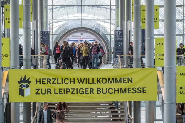 Erster Tag der Leipziger Buchmesse 2026 in Leipzig: Besucher strömen durch die Hallen, informieren sich über Neuerscheinungen und verfolgen Lesungen sowie Gespräche mit Autoren. Die Buchmesse zählt zu den wichtigsten Veranstaltungen der Literatur- und Verlagsbranche im deutschsprachigen Raum. Preisverleihung des Preis der Leipziger Buchmesse 2026 in Leipzig: Ausgezeichnet werden herausragende Werke in den Kategorien Belletristik, Sachbuch Essayistik und Übersetzung. Die Ehrung gilt als eine der bedeutendsten Literaturauszeichnungen Deutschlands und zieht große mediale Aufmerksamkeit auf sich. Leipziger Buchmesse 2026 Tag 1