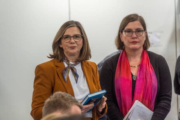 Erster Tag der Leipziger Buchmesse 2026 in Leipzig: Besucher strömen durch die Hallen, informieren sich über Neuerscheinungen und verfolgen Lesungen sowie Gespräche mit Autoren. Die Buchmesse zählt zu den wichtigsten Veranstaltungen der Literatur- und Verlagsbranche im deutschsprachigen Raum. Preisverleihung des Preis der Leipziger Buchmesse 2026 in Leipzig: Ausgezeichnet werden herausragende Werke in den Kategorien Belletristik, Sachbuch Essayistik und Übersetzung. Die Ehrung gilt als eine der bedeutendsten Literaturauszeichnungen Deutschlands und zieht große mediale Aufmerksamkeit auf sich. Katrin Göring Eckardt zusammen mit Skadi Jennicke Leipziger Buchmesse 2026 Tag 1