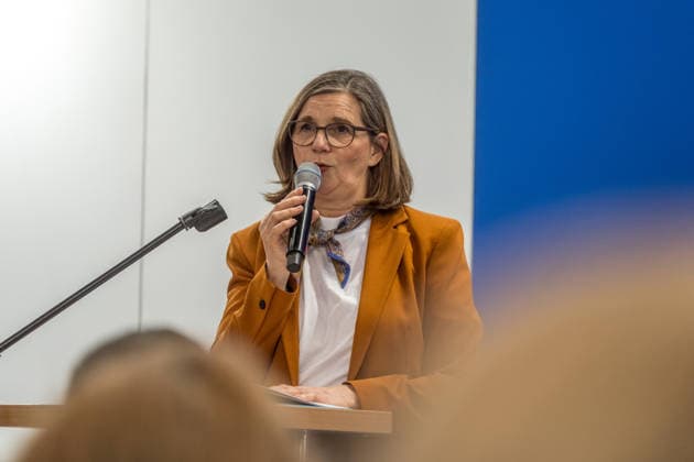 Erster Tag der Leipziger Buchmesse 2026 in Leipzig: Besucher strömen durch die Hallen, informieren sich über Neuerscheinungen und verfolgen Lesungen sowie Gespräche mit Autoren. Die Buchmesse zählt zu den wichtigsten Veranstaltungen der Literatur- und Verlagsbranche im deutschsprachigen Raum. Preisverleihung des Preis der Leipziger Buchmesse 2026 in Leipzig: Ausgezeichnet werden herausragende Werke in den Kategorien Belletristik, Sachbuch Essayistik und Übersetzung. Die Ehrung gilt als eine der bedeutendsten Literaturauszeichnungen Deutschlands und zieht große mediale Aufmerksamkeit auf sich. Katrin Göring-Eckardt (Bündnis 90 Die Grünen) eröffnet den Stand der Ukraine. Leipziger Buchmesse 2026 Tag 1