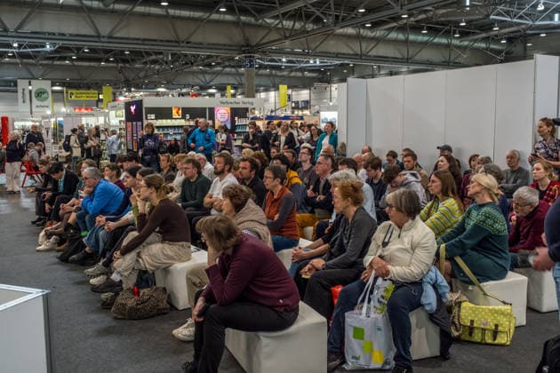 Erster Tag der Leipziger Buchmesse 2026 in Leipzig: Besucher strömen durch die Hallen, informieren sich über Neuerscheinungen und verfolgen Lesungen sowie Gespräche mit Autoren. Die Buchmesse zählt zu den wichtigsten Veranstaltungen der Literatur- und Verlagsbranche im deutschsprachigen Raum. Preisverleihung des Preis der Leipziger Buchmesse 2026 in Leipzig: Ausgezeichnet werden herausragende Werke in den Kategorien Belletristik, Sachbuch Essayistik und Übersetzung. Die Ehrung gilt als eine der bedeutendsten Literaturauszeichnungen Deutschlands und zieht große mediale Aufmerksamkeit auf sich. Leipziger Buchmesse 2026 Tag 1