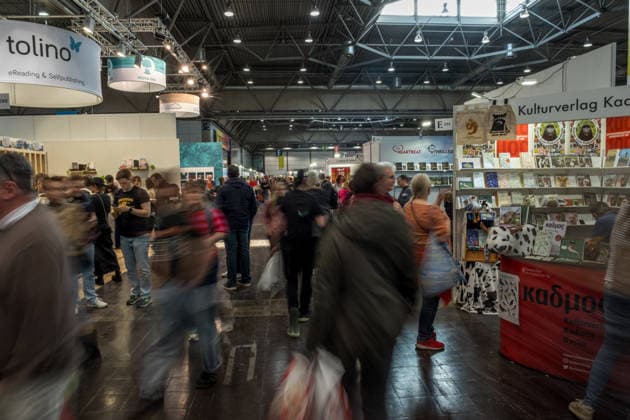 Erster Tag der Leipziger Buchmesse 2026 in Leipzig: Besucher strömen durch die Hallen, informieren sich über Neuerscheinungen und verfolgen Lesungen sowie Gespräche mit Autoren. Die Buchmesse zählt zu den wichtigsten Veranstaltungen der Literatur- und Verlagsbranche im deutschsprachigen Raum. Preisverleihung des Preis der Leipziger Buchmesse 2026 in Leipzig: Ausgezeichnet werden herausragende Werke in den Kategorien Belletristik, Sachbuch Essayistik und Übersetzung. Die Ehrung gilt als eine der bedeutendsten Literaturauszeichnungen Deutschlands und zieht große mediale Aufmerksamkeit auf sich. Leipziger Buchmesse 2026 Tag 1