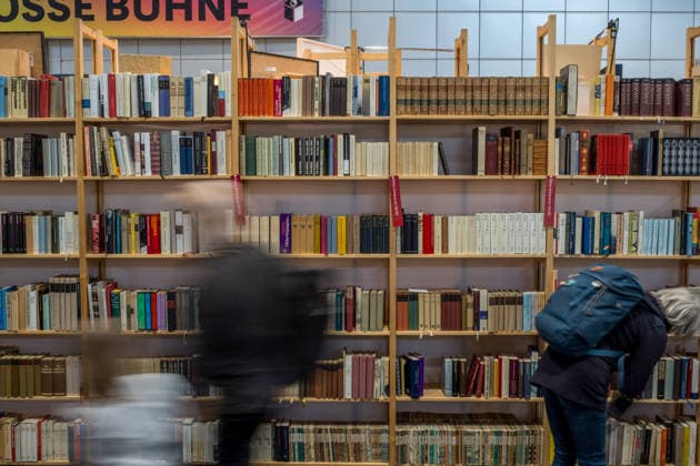 Erster Tag der Leipziger Buchmesse 2026 in Leipzig: Besucher strömen durch die Hallen, informieren sich über Neuerscheinungen und verfolgen Lesungen sowie Gespräche mit Autoren. Die Buchmesse zählt zu den wichtigsten Veranstaltungen der Literatur- und Verlagsbranche im deutschsprachigen Raum. Preisverleihung des Preis der Leipziger Buchmesse 2026 in Leipzig: Ausgezeichnet werden herausragende Werke in den Kategorien Belletristik, Sachbuch Essayistik und Übersetzung. Die Ehrung gilt als eine der bedeutendsten Literaturauszeichnungen Deutschlands und zieht große mediale Aufmerksamkeit auf sich. Leipziger Buchmesse 2026 Tag 1