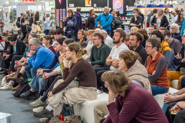 Erster Tag der Leipziger Buchmesse 2026 in Leipzig: Besucher strömen durch die Hallen, informieren sich über Neuerscheinungen und verfolgen Lesungen sowie Gespräche mit Autoren. Die Buchmesse zählt zu den wichtigsten Veranstaltungen der Literatur- und Verlagsbranche im deutschsprachigen Raum. Preisverleihung des Preis der Leipziger Buchmesse 2026 in Leipzig: Ausgezeichnet werden herausragende Werke in den Kategorien Belletristik, Sachbuch Essayistik und Übersetzung. Die Ehrung gilt als eine der bedeutendsten Literaturauszeichnungen Deutschlands und zieht große mediale Aufmerksamkeit auf sich. Leipziger Buchmesse 2026 Tag 1
