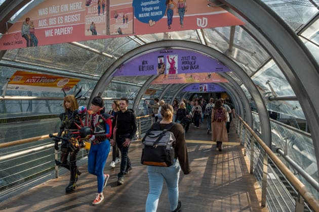 Erster Tag der Leipziger Buchmesse 2026 in Leipzig: Besucher strömen durch die Hallen, informieren sich über Neuerscheinungen und verfolgen Lesungen sowie Gespräche mit Autoren. Die Buchmesse zählt zu den wichtigsten Veranstaltungen der Literatur- und Verlagsbranche im deutschsprachigen Raum. Preisverleihung des Preis der Leipziger Buchmesse 2026 in Leipzig: Ausgezeichnet werden herausragende Werke in den Kategorien Belletristik, Sachbuch Essayistik und Übersetzung. Die Ehrung gilt als eine der bedeutendsten Literaturauszeichnungen Deutschlands und zieht große mediale Aufmerksamkeit auf sich. Leipziger Buchmesse 2026 Tag 1