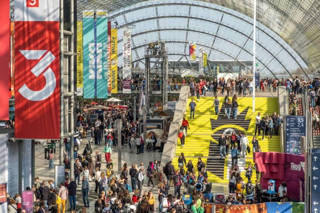 Erster Tag der Leipziger Buchmesse 2026 in Leipzig: Besucher strömen durch die Hallen, informieren sich über Neuerscheinungen und verfolgen Lesungen sowie Gespräche mit Autoren. Die Buchmesse zählt zu den wichtigsten Veranstaltungen der Literatur- und Verlagsbranche im deutschsprachigen Raum. Preisverleihung des Preis der Leipziger Buchmesse 2026 in Leipzig: Ausgezeichnet werden herausragende Werke in den Kategorien Belletristik, Sachbuch Essayistik und Übersetzung. Die Ehrung gilt als eine der bedeutendsten Literaturauszeichnungen Deutschlands und zieht große mediale Aufmerksamkeit auf sich. Leipziger Buchmesse 2026 Tag 1