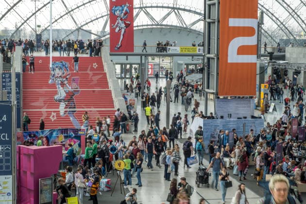 Erster Tag der Leipziger Buchmesse 2026 in Leipzig: Besucher strömen durch die Hallen, informieren sich über Neuerscheinungen und verfolgen Lesungen sowie Gespräche mit Autoren. Die Buchmesse zählt zu den wichtigsten Veranstaltungen der Literatur- und Verlagsbranche im deutschsprachigen Raum. Preisverleihung des Preis der Leipziger Buchmesse 2026 in Leipzig: Ausgezeichnet werden herausragende Werke in den Kategorien Belletristik, Sachbuch Essayistik und Übersetzung. Die Ehrung gilt als eine der bedeutendsten Literaturauszeichnungen Deutschlands und zieht große mediale Aufmerksamkeit auf sich. Leipziger Buchmesse 2026 Tag 1