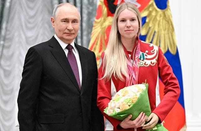 Russia Putin Paralympic Athletes 9126970 19.03.2026 Russian President Vladimir Putin poses with Paralympic champion in the women s super-G and slalom standing, silver medalist in the women s giant slalom standing, and bronze medalist in the women s downhill standing in para alpine skiing Varvara Voronchikhina, awarded the Order of Friendship, during a state awards ceremony for the Russian medalists of the Milano Cortina 2026 Paralympic Winter Games at the Kremlin in Moscow, Russia. Sergey Bobylev Sputnik Moscow Russia  Copyright: xSergeyxBobylevx