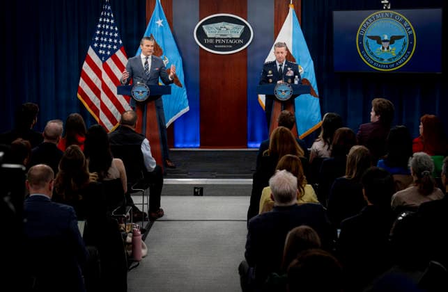March 19, 2026, Washington, Dc, United States of America: U.S. Secretary of Defense Pete Hegseth, left, responds to a reporters question as Joint Chiefs of Staff Chair Gen. Dan Caine, right, looks on during a press briefing to discuss Operation Epic Fury at the Pentagon, March 19, 2026, in Washington, D.C. The Pentagon has banned photographers from the briefings, allowing only officially released images. Washington United States of America - ZUMAp138 20260319_zaa_p138_018 Copyright: xBenjaminxApplebaum Dodx