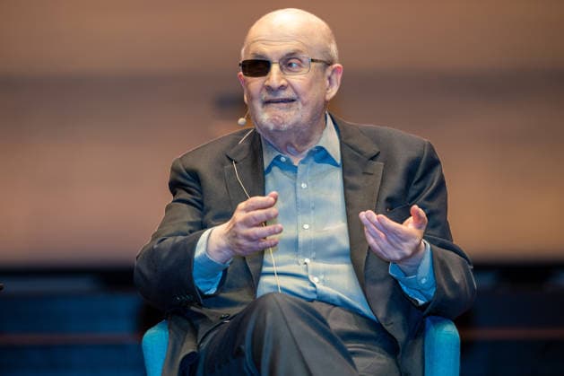 Salman Rushdie, Kurator DENIS SCHECK; Die elfte Stunde, Salman Rushdie bei LIT:Potsdam, am 19.03.2026 in Potsdam, (LIT), Deutschland