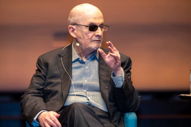Salman Rushdie, Kurator DENIS SCHECK; Die elfte Stunde, Salman Rushdie bei LIT:Potsdam, am 19.03.2026 in Potsdam, (LIT), Deutschland