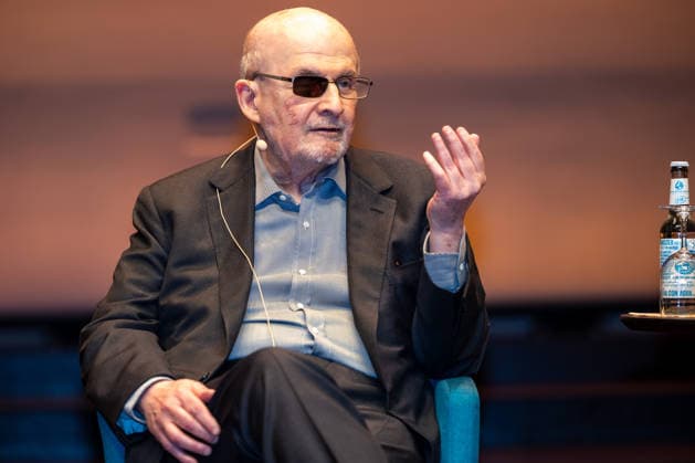 Salman Rushdie, Kurator DENIS SCHECK; Die elfte Stunde, Salman Rushdie bei LIT:Potsdam, am 19.03.2026 in Potsdam, (LIT), Deutschland