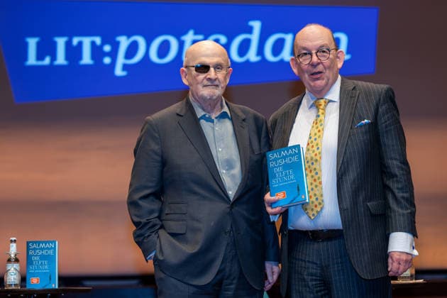 Salman Rushdie, Kurator DENIS SCHECK; Die elfte Stunde, Salman Rushdie bei LIT:Potsdam, am 19.03.2026 in Potsdam, (LIT), Deutschland