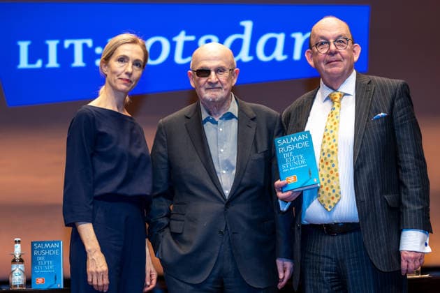 Salman Rushdie, Kurator DENIS SCHECK; Die elfte Stunde, Salman Rushdie bei LIT:Potsdam, am 19.03.2026 in Potsdam, (LIT), Deutschland
