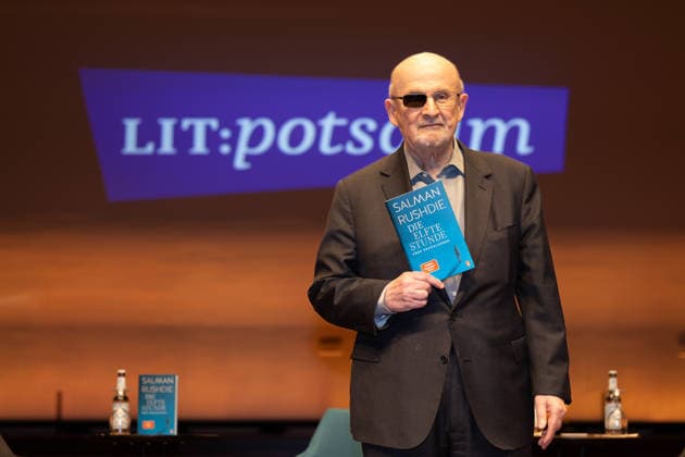 Salman Rushdie, Kurator DENIS SCHECK; Die elfte Stunde, Salman Rushdie bei LIT:Potsdam, am 19.03.2026 in Potsdam, (LIT), Deutschland
