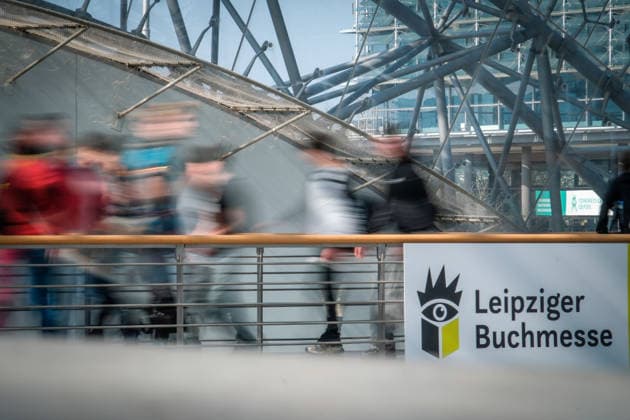 In Leipzig hat am 19.03.2026 die Buchmesse fuer Besucherinnen und Besucher geoeffnet. Insgesamt 2.044 Verlage und Medienunternehmen aus 54 Laendern beteiligen sich bis Sonntag an dem Fruehjahrsbranchentreff. Ein Schwerpunkt ist in diesem Jahr die Literatur des Donauraums. Unter dem Motto Donau - Unter Strom und zwischen Welten sind dazu fast 30 Veranstaltungen geplant. (Siehe epd-Meldung vom 19.03.2026) EDITORIAL USE ONLY