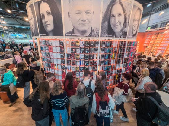 In Leipzig hat am 19.03.2026 die Buchmesse fuer Besucherinnen und Besucher geoeffnet (Foto: Stand der Verlagsgruppe Droemer Knaur). Insgesamt 2.044 Verlage und Medienunternehmen aus 54 Laendern beteiligen sich bis Sonntag an dem Fruehjahrsbranchentreff. Ein Schwerpunkt ist in diesem Jahr die Literatur des Donauraums. Unter dem Motto Donau - Unter Strom und zwischen Welten sind dazu fast 30 Veranstaltungen geplant. (Siehe epd-Meldung vom 19.03.2026) EDITORIAL USE ONLY
