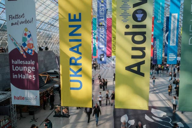 In Leipzig hat am 19.03.2026 die Buchmesse fuer Besucherinnen und Besucher geoeffnet. Insgesamt 2.044 Verlage und Medienunternehmen aus 54 Laendern beteiligen sich bis Sonntag an dem Fruehjahrsbranchentreff. Ein Schwerpunkt ist in diesem Jahr die Literatur des Donauraums. Unter dem Motto Donau - Unter Strom und zwischen Welten sind dazu fast 30 Veranstaltungen geplant. (Siehe epd-Meldung vom 19.03.2026) EDITORIAL USE ONLY