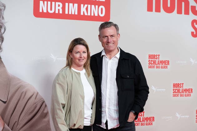 Ingo ANDERBRUEGGE, Anderbrügge, ehem. Fussballspieler, mit Ehefrau Katrin, Roter Teppich, Red Carpet Show, Ankunft, arrival, Filmpremiere HORST SCHLAEMMER SUCHT DAS GLUECK in der Lichtburg in Essen, 19.03.2026.