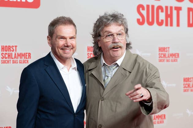 von links: Sven UNTERWALDT, Regisseur, Hape KERKELING in der Rolle des Horst Schlaemmer, Roter Teppich, Red Carpet Show, Ankunft, arrival, Filmpremiere HORST SCHLAEMMER SUCHT DAS GLUECK in der Lichtburg in Essen, 19.03.2026.