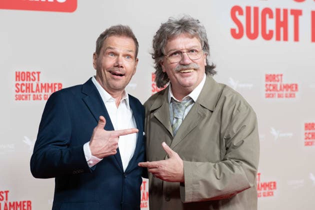 von links: Sven UNTERWALDT, Regisseur, Hape KERKELING in der Rolle des Horst Schlaemmer, Roter Teppich, Red Carpet Show, Ankunft, arrival, Filmpremiere HORST SCHLAEMMER SUCHT DAS GLUECK in der Lichtburg in Essen, 19.03.2026. *** from left Sven UNTERWALDT, director, Hape KERKELING in the role of Horst Schlaemmer, red carpet, red carpet show, arrival, film premiere HORST SCHLAEMMER SUCHT DAS GLUECK at the Lichtburg in Essen, 19 03 2026