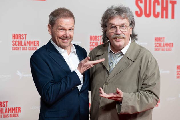 von links: Sven UNTERWALDT, Regisseur, Hape KERKELING in der Rolle des Horst Schlaemmer, Roter Teppich, Red Carpet Show, Ankunft, arrival, Filmpremiere HORST SCHLAEMMER SUCHT DAS GLUECK in der Lichtburg in Essen, 19.03.2026.