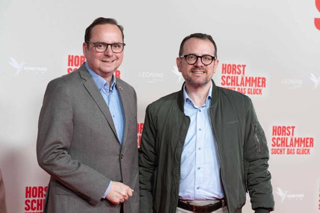 Thoms KUFEN, Oberbuergermeister der Stadt Essen, mit Ehemann David LUENGEN, Roter Teppich, Red Carpet Show, Ankunft, arrival, Filmpremiere HORST SCHLAEMMER SUCHT DAS GLUECK in der Lichtburg in Essen, 19.03.2026.