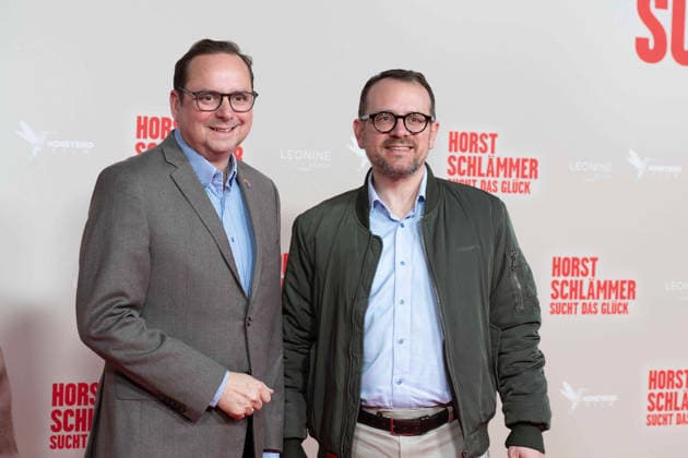 Thoms KUFEN, Oberbuergermeister der Stadt Essen, mit Ehemann David LUENGEN, Roter Teppich, Red Carpet Show, Ankunft, arrival, Filmpremiere HORST SCHLAEMMER SUCHT DAS GLUECK in der Lichtburg in Essen, 19.03.2026.