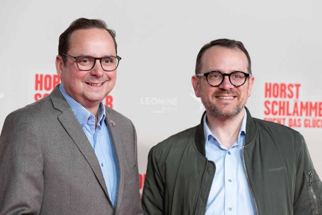 Thoms KUFEN, Oberbuergermeister der Stadt Essen, mit Ehemann David LUENGEN, Roter Teppich, Red Carpet Show, Ankunft, arrival, Filmpremiere HORST SCHLAEMMER SUCHT DAS GLUECK in der Lichtburg in Essen, 19.03.2026.