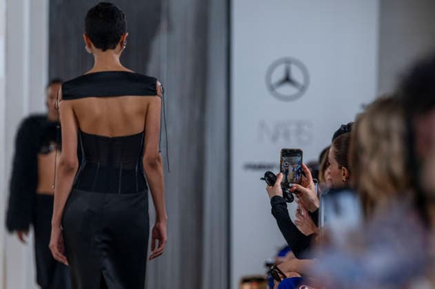 October 6, 2025, Madrid, Madrid, Spain: RAQUEL SANCHEZ SILVA filming the fashion show with her cell phone at the JC Pajares fashion show durin Mercedes-Benz Fashion Week Madrid at Palacio de Fernan Nunez on March 19, 2026 in Madrid, Spain. Madrid Spain  - ZUMAc312 20251006_zsp_c312_1279 Copyright: xOscarxManuelxSanchezx