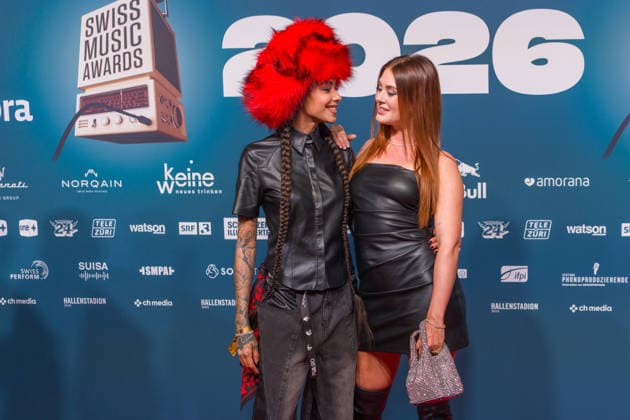 19 03 2026, Zurich, Hallenstadion , Swiss Music Awards 2026, (L) Naomi Lareine with girlfriend Zurich Hallenstadion Zurich Switzerland Copyright: xJustPictures.ch PascalxvonxBürenx jp-en-PaVoB-Pavo_Fotografie-05888