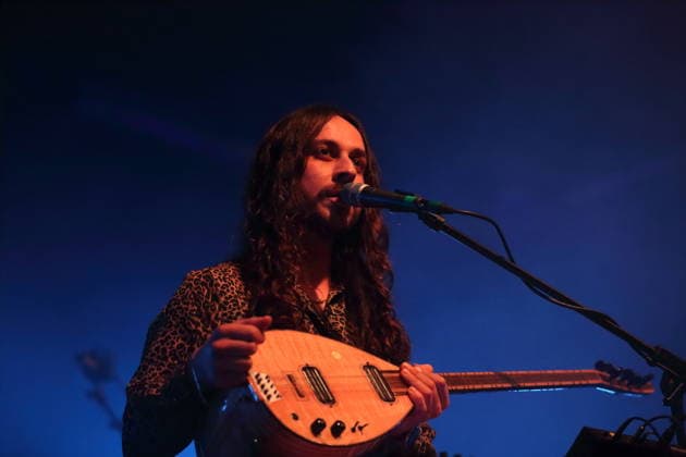 Erdinc Ecevit Yildiz von der Band Altin Gün bei einem Konzert im Huxleys Neue Welt in Berlin, 19. März 2026. Altin Gün Konzert Berlin