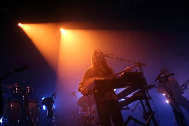 Erdinc Ecevit Yildiz von der Band Altin Gün bei einem Konzert im Huxleys Neue Welt in Berlin, 19. März 2026. Altin Gün Konzert Berlin