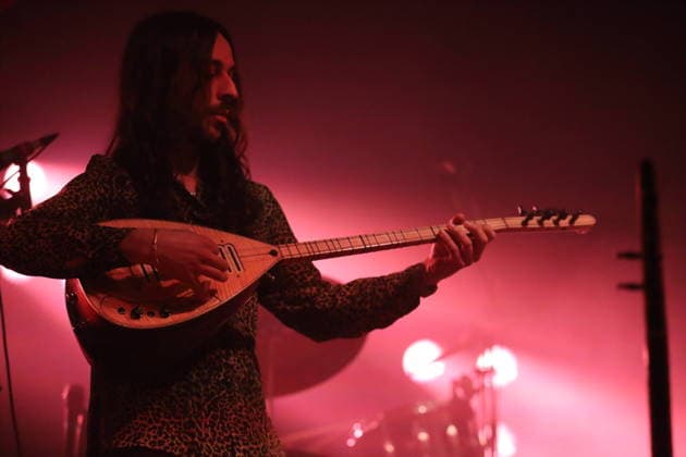 Erdinc Ecevit Yildiz von der Band Altin Gün bei einem Konzert im Huxleys Neue Welt in Berlin, 19. März 2026. Altin Gün Konzert Berlin
