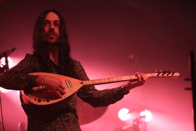 Erdinc Ecevit Yildiz von der Band Altin Gün bei einem Konzert im Huxleys Neue Welt in Berlin, 19. März 2026. Altin Gün Konzert Berlin
