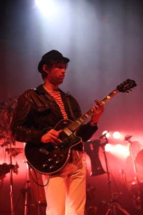 Thijs Elzinga von der Band Altin Gün bei einem Konzert im Huxleys Neue Welt in Berlin, 19. März 2026. Altin Gün Konzert Berlin