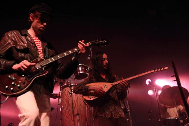 Thijs Elzinga und Erdinc Ecevit Yildiz, v.l., von der Band Altin Gün bei einem Konzert im Huxleys Neue Welt in Berlin, 19. März 2026. Altin Gün Konzert Berlin