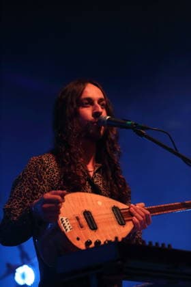 Erdinc Ecevit Yildiz von der Band Altin Gün bei einem Konzert im Huxleys Neue Welt in Berlin, 19. März 2026. Altin Gün Konzert Berlin