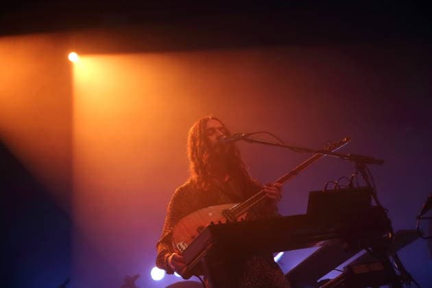 Erdinc Ecevit Yildiz von der Band Altin Gün bei einem Konzert im Huxleys Neue Welt in Berlin, 19. März 2026. Altin Gün Konzert Berlin