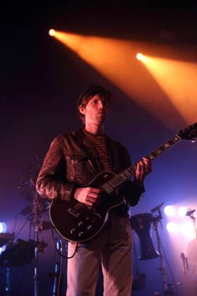 Thijs Elzinga von der Band Altin Gün bei einem Konzert im Huxleys Neue Welt in Berlin, 19. März 2026. Altin Gün Konzert Berlin