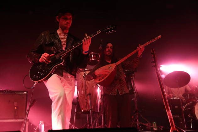 Thijs Elzinga und Erdinc Ecevit Yildiz, v.l., von der Band Altin Gün bei einem Konzert im Huxleys Neue Welt in Berlin, 19. März 2026. Altin Gün Konzert Berlin