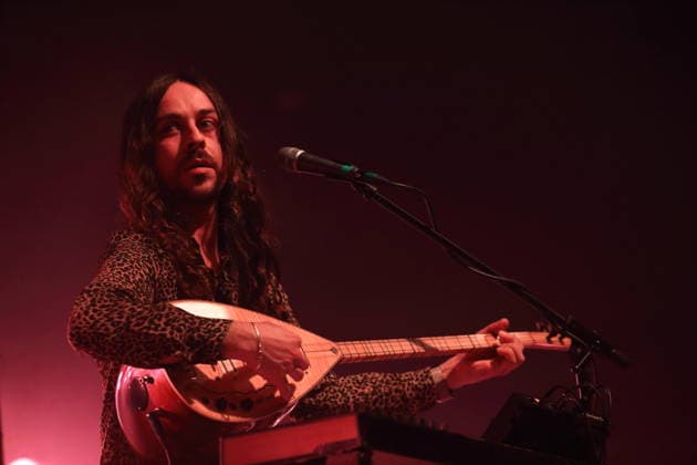 Erdinc Ecevit Yildiz von der Band Altin Gün bei einem Konzert im Huxleys Neue Welt in Berlin, 19. März 2026. Altin Gün Konzert Berlin