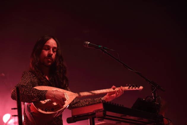 Erdinc Ecevit Yildiz von der Band Altin Gün bei einem Konzert im Huxleys Neue Welt in Berlin, 19. März 2026. Altin Gün Konzert Berlin
