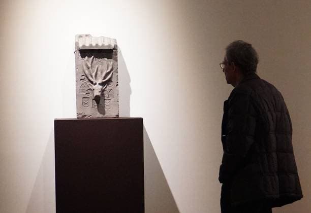 (260320) -- NEW YORK, March 20, 2026 -- A visitor looks at a Chinese art piece at the Sotheby s auction house in New York, the United States, on March 19, 2026. Asia Week New York 2026 opened in New York City on Thursday, showcasing Asian art works from museums, galleries and auction houses. ) U.S.-NEW YORK-ASIA WEEK-OPENING ZhangxFengguo 